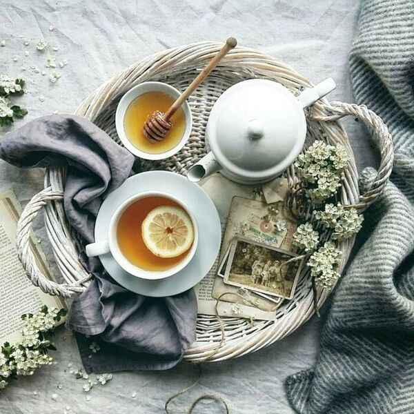 Chá servido numa chávena sobre uma mesa clara em ambiente sereno